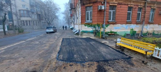 Новини Харькова: Комунальники відновлюють вулиці після ремонту мереж